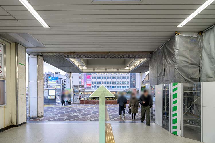 看板に沿って外に出ます