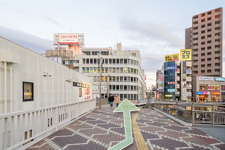 外に出たら左方向へ進みます